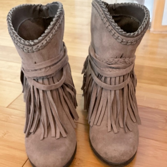 Faux Suede Beige Fringe Cowboy Ankle Bootie Size 6 - Picture 2 of 11